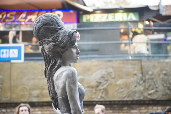 艾米 · 怀恩豪斯雕像 — 图库照片