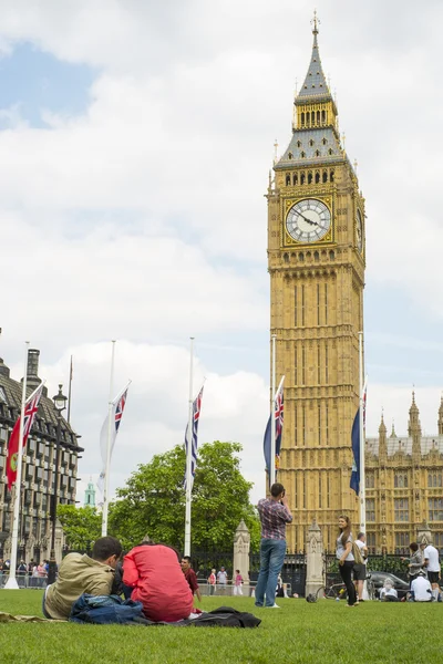 Pary w parliament square — Zdjęcie stockowe