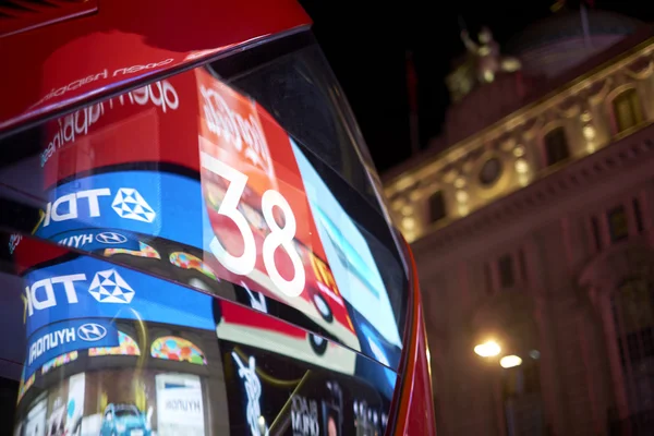 Piccadilly Circus kırmızı otobüs — Stok fotoğraf