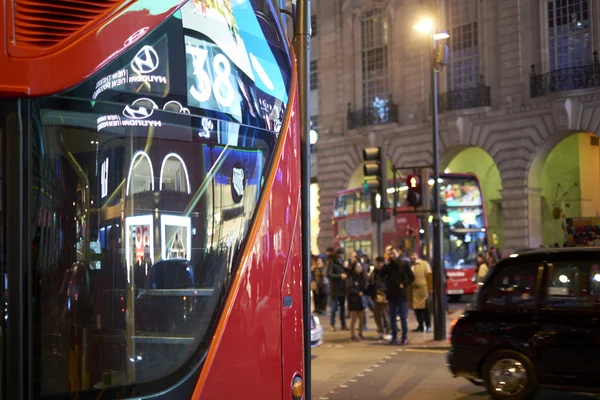 Autocarro vermelho em Piccadilly Circus — Fotografia de Stock