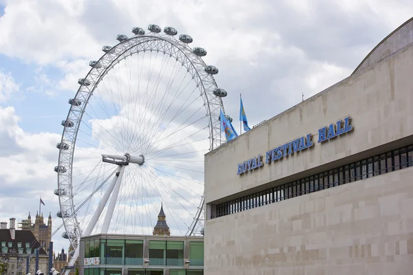 Royal Festival Hall med London Eye — Stockfoto