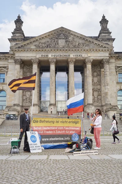 Protesters in front of Reichstag building. — Stock Photo, Image