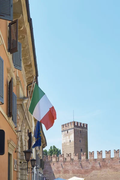 Castelvecchio y bandera italiana — Foto de Stock