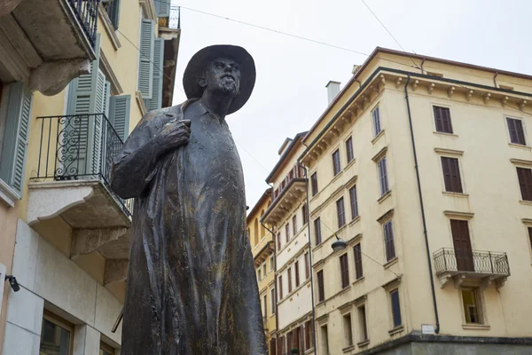 Poet Berto Barbarani statue — Stock Photo, Image