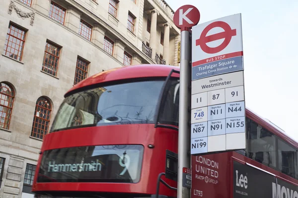 Trafalgar Square bus stop — Stockfoto