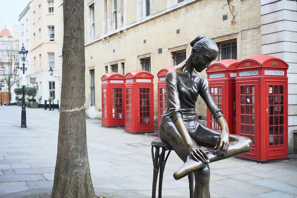 Giovane ballerina statua — Foto Stock