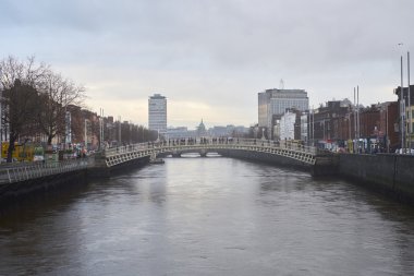 Liffey Nehri üzerinde Ha'Penny köprü