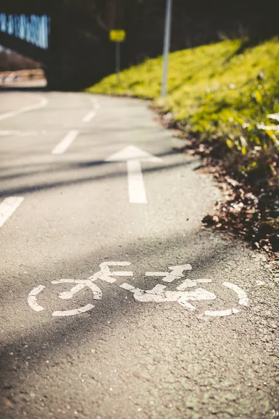 Bicicleta sinal de estrada Fotos De Bancos De Imagens Sem Royalties