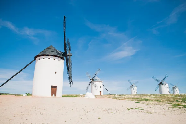 Molinos de viento tradicionales, Toledo, España — Foto de Stock