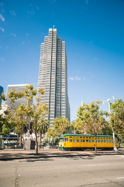 San francisco-villamos- és felhőkarcolók, California, Amerikai Egyesült Államok — Stock Fotó