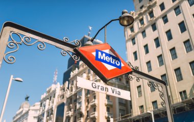 Metro Gran Via sokak Madrid'de imzala. Metro işareti.