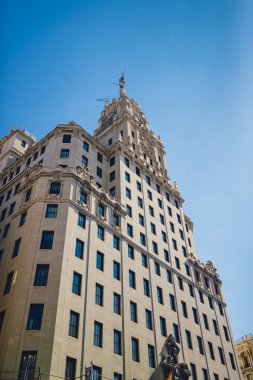 Güzel gökdelen sokakta Gran Via, Madrid, İspanya