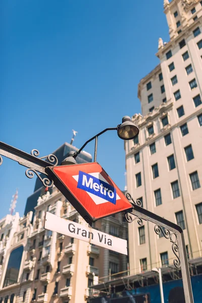 Sinal de metro na rua Gran Via Madrid. Sinal do metro . — Fotografia de Stock