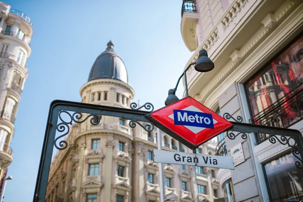 Metro se přihlásit na ulici Gran Vía Madrid. Metro znamení. — Stock fotografie