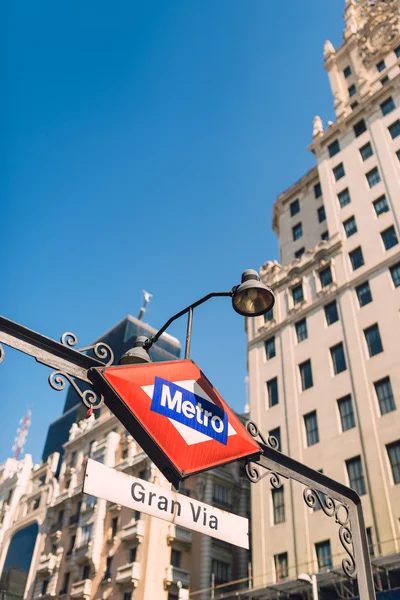 Sinal de metro na rua Gran Via Madrid. Sinal do metro . — Fotografia de Stock