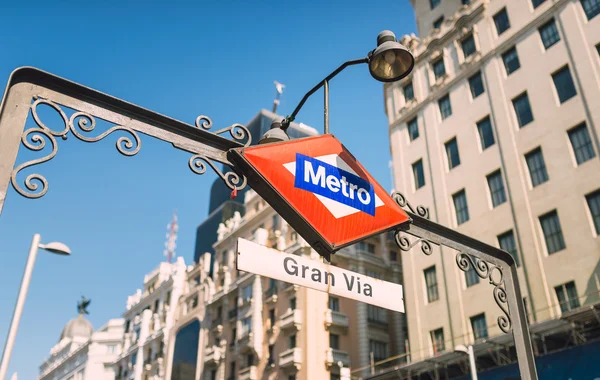 Metro se přihlásit na ulici Gran Vía Madrid. Metro znamení. — Stock fotografie