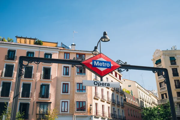 Metra přihlásit Opera ulice Madridu. Metro znamení. — Stock fotografie