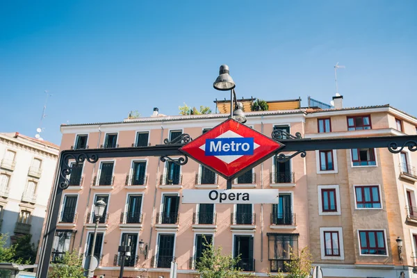 Metro inloggen Opera straat Madrid. Metro teken. — Stockfoto