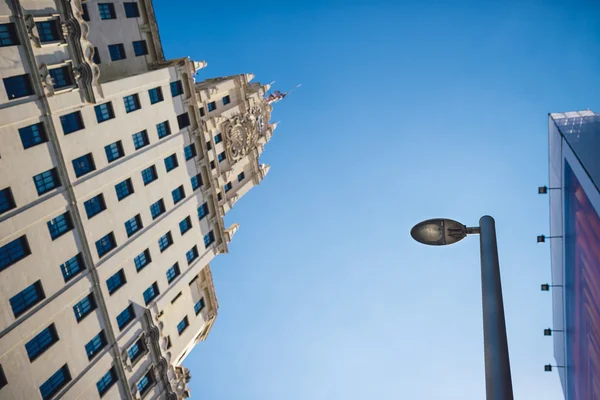 Schöner Wolkenkratzer in gran via street, madrid, spanien — Stockfoto