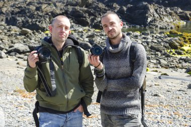 iki genç turist ile gezi ve doğa fotoğrafları yapma sırt çantaları