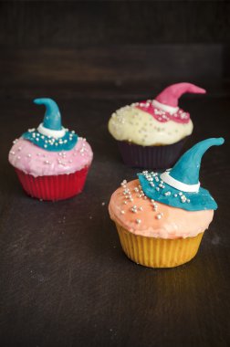 Cadılar Bayramı cupcakes fondan ile dekore edilmiştir.