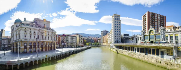 Bilbao, Hiszpania - 17 października 2014: Rzeki Nervion i i stare — Zdjęcie stockowe