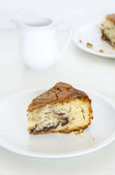 Delicioso bolo de chocolate no fundo branco . — Fotografia de Stock