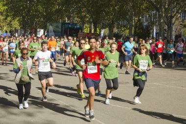 Valladolid, İspanya - 26 Ekim 2014: Koşucular ve yürüyüşe Aec