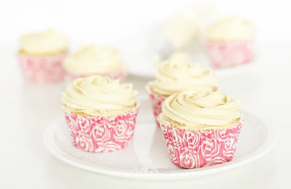 Preparo i cupcake. Decorare i cupcake con un tubo di glassa . — Foto Stock