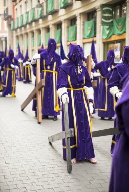 Valladolid - Nisan, 02: Namazın boyunca H tahta haç ile