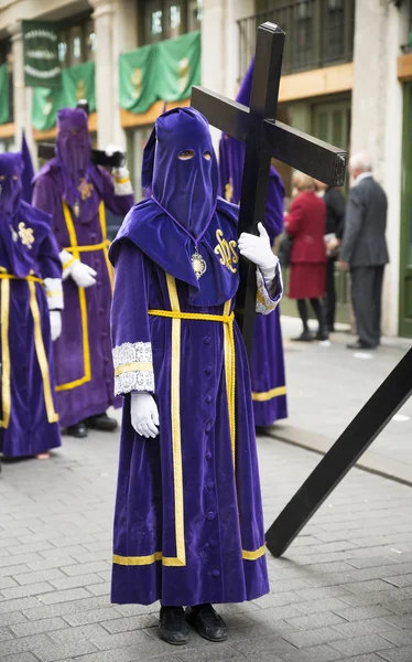 Valladolid - kwietnia, 02: Nazarene z drewnianym Krzyżem w Ho — Zdjęcie stockowe