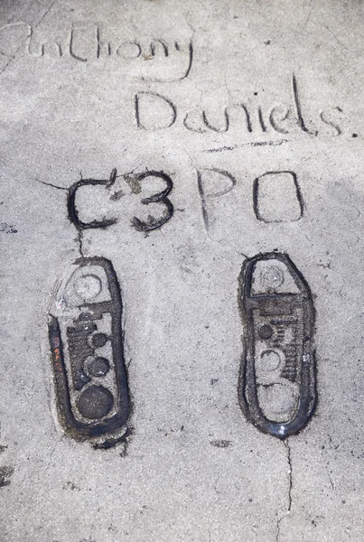 在好莱坞的 Anthony 丹尼尔斯 C3po 脚印. — 图库照片