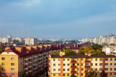 Güneşin doğuşunda sosyalist Sovyet heyeti binasıyla Brest kasabasının havadan görüntüsü. Binalar Sovyetler Birliği 'nde inşa edildi. Mimarisi en çok Sovyet sonrası banliyö kasabalarına benziyor.