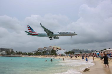 Boeing 737 American Airlines Saint Martin Havaalanı'na iniş