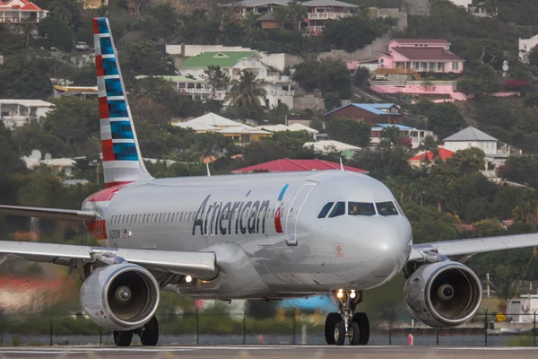 Airbus a320 American Airlines auf dem Saint-Martin-flughafen — Stockfoto