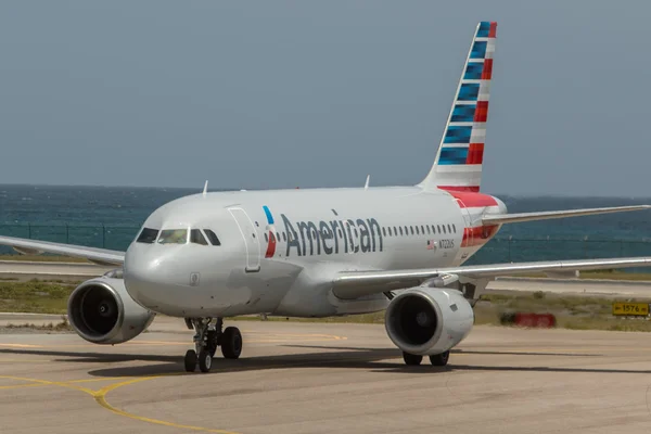 Airbus a320 American Airlines auf dem Saint-Martin-flughafen — Stockfoto