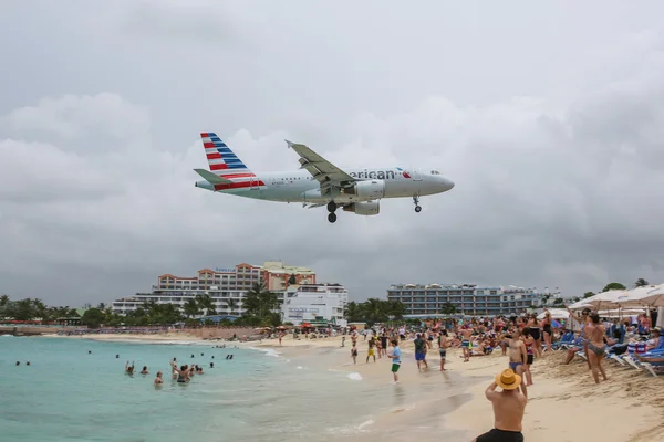 Airbus A320 American Airlines Saint Martin Havaalanı'na iniş — Stok fotoğraf