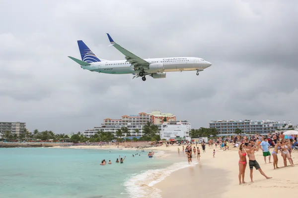 Boeing 737 Copa Airlines Saint Martin Havaalanı'na iniş — Stok fotoğraf