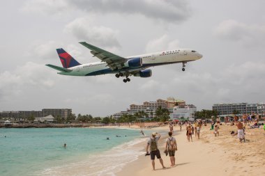 Boeing 757 Delta Airlines Saint Martin Havaalanı'na iniş