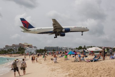 Boeing 757 Delta Airlines Saint Martin Havaalanı'na iniş