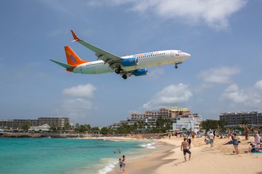 Boeing 737 Saint Martin Havaalanı'na Sunwing iniş