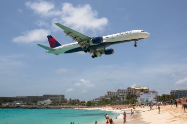 Boeing 757 Delta Airlines Saint Martin Havaalanı'na iniş