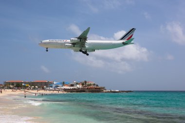 Airbus A340 Air France Saint Martin Havaalanı'na iniş