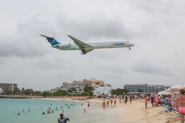 Fokker 100 Insel Air Saint Martin Havaalanı'na iniş — Stok fotoğraf