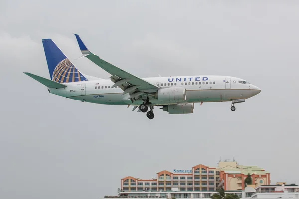 Boeing 737 United Airlines Saint Martin Havaalanı'na iniş — Stok fotoğraf