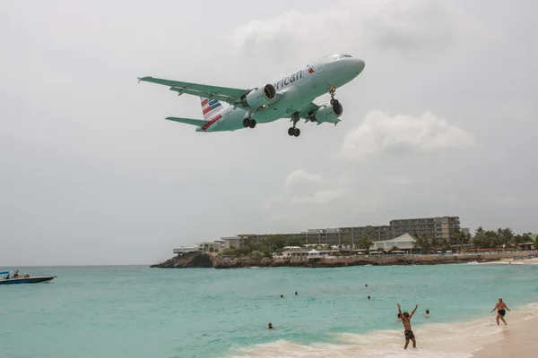 Airbus A320 American Airlines lądowania na lotnisku Saint Martin — Zdjęcie stockowe