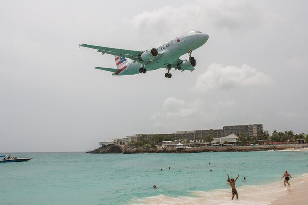 Посадка Airbus A320 American Airlines в аэропорту Сен-Мартен
