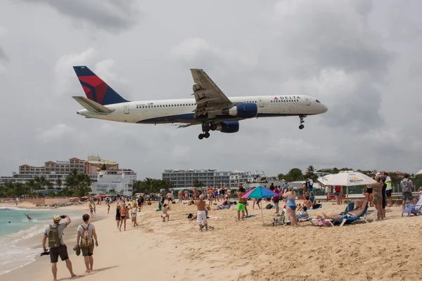 Boeing 757 Delta Airlines landing on Saint Martin Airport — Stock Photo, Image