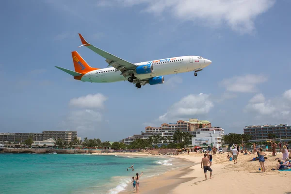 Boeing 737 Sunwing na letišti svatého Martina — Stock fotografie