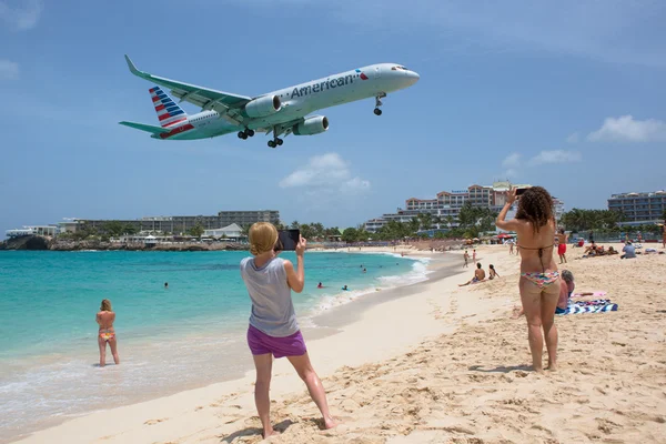 Boeing 737 American Airlines aterrissando no Aeroporto de Saint Martin — Fotografia de Stock